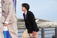 階段を上がる北村匠海（DISH//）。