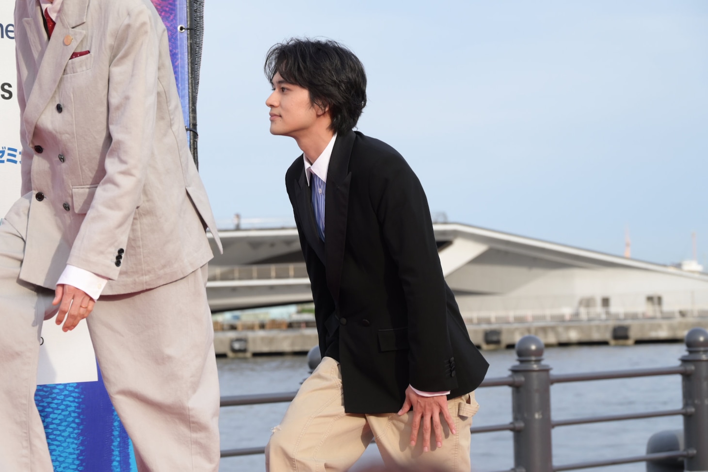 階段を上がる北村匠海（DISH//）。