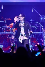 hideトリビュートライブで本人愛用ギターも登場！松岡充、J、PATAら豪華セッション
