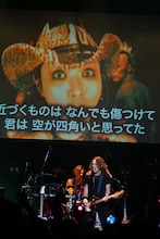 hideトリビュートライブで本人愛用ギターも登場！松岡充、J、PATAら豪華セッション