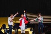 左から重岡大毅（WEST.）、大西流星（なにわ男子）、神山智洋（WEST.）。