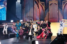 「アイドル音楽フェス The ONE ～一音一生～」オープニングで「ズッコケ男道」を歌う安田章大（SUPER EIGHT）、重岡大毅、神山智洋、濵田崇裕（WEST.）、宮近海斗、川島如恵留、松倉海斗（Travis Japan）、B&ZAI。