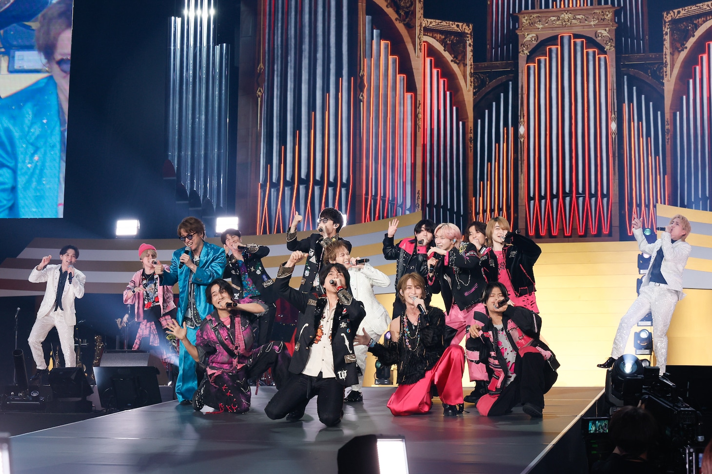 「アイドル音楽フェス The ONE ～一音一生～」オープニングで「ズッコケ男道」を歌う安田章大（SUPER EIGHT）、重岡大毅、神山智洋、濵田崇裕（WEST.）、宮近海斗、川島如恵留、松倉海斗（Travis Japan）、B&ZAI。