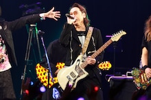 hideトリビュートライブで本人愛用ギターも登場！松岡充、J、PATAら豪華セッション
