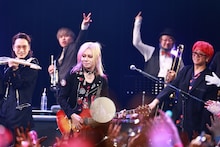 hideトリビュートライブで本人愛用ギターも登場！松岡充、J、PATAら豪華セッション