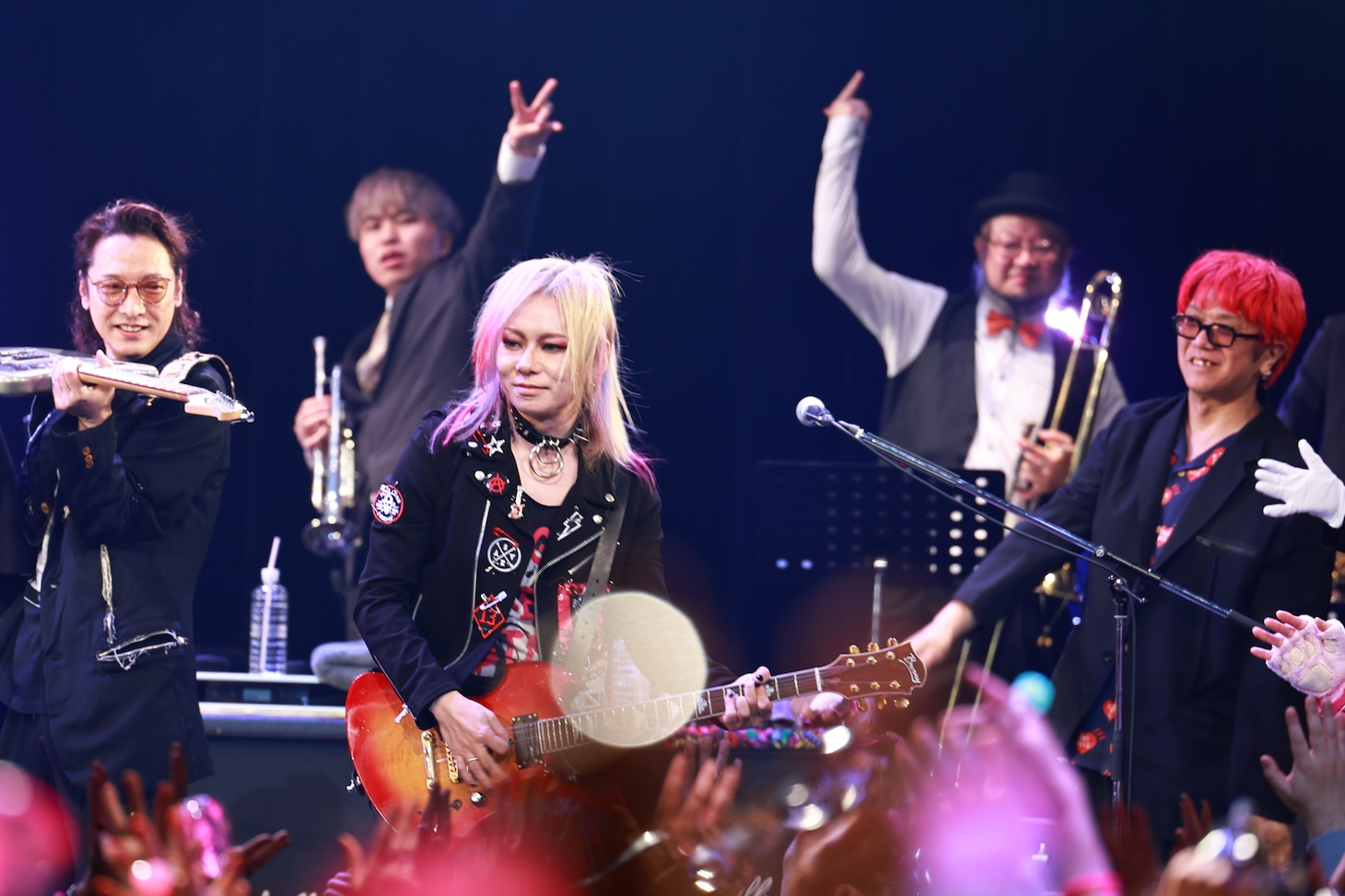 hideトリビュートライブで本人愛用ギターも登場！松岡充、J、PATAら豪華セッション