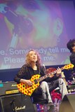 hide愛用ギター“イエローハート”を持つPATA（X JAPAN、Ra:IN）。