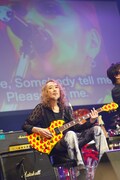 hide愛用ギター“イエローハート”を持つPATA（X JAPAN、Ra:IN）。