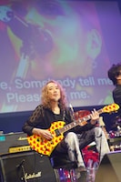 hide愛用ギター“イエローハート”を持つPATA（X JAPAN、Ra:IN）。