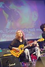 hideトリビュートライブで本人愛用ギターも登場！松岡充、J、PATAら豪華セッション