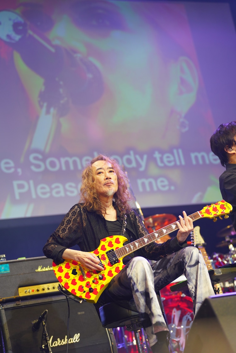 hide愛用ギター“イエローハート”を持つPATA（X JAPAN、Ra:IN）。 [画像 