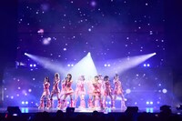 新曲「喝采パレード」を披露する≠ME。©YOANI
