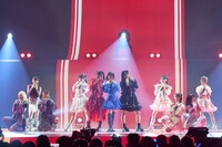 新曲「ここでファーストキッス」を初披露する≠ME。©YOANI