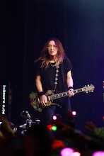hideトリビュートライブで本人愛用ギターも登場！松岡充、J、PATAら豪華セッション