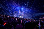 ももいろクローバーZの結成18周年を祝うようにして紙吹雪が舞う東京・東京体育館。©KING RECORDS