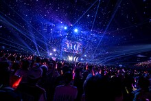 ももいろクローバーZの結成18周年を祝うようにして紙吹雪が舞う東京・東京体育館。©KING RECORDS