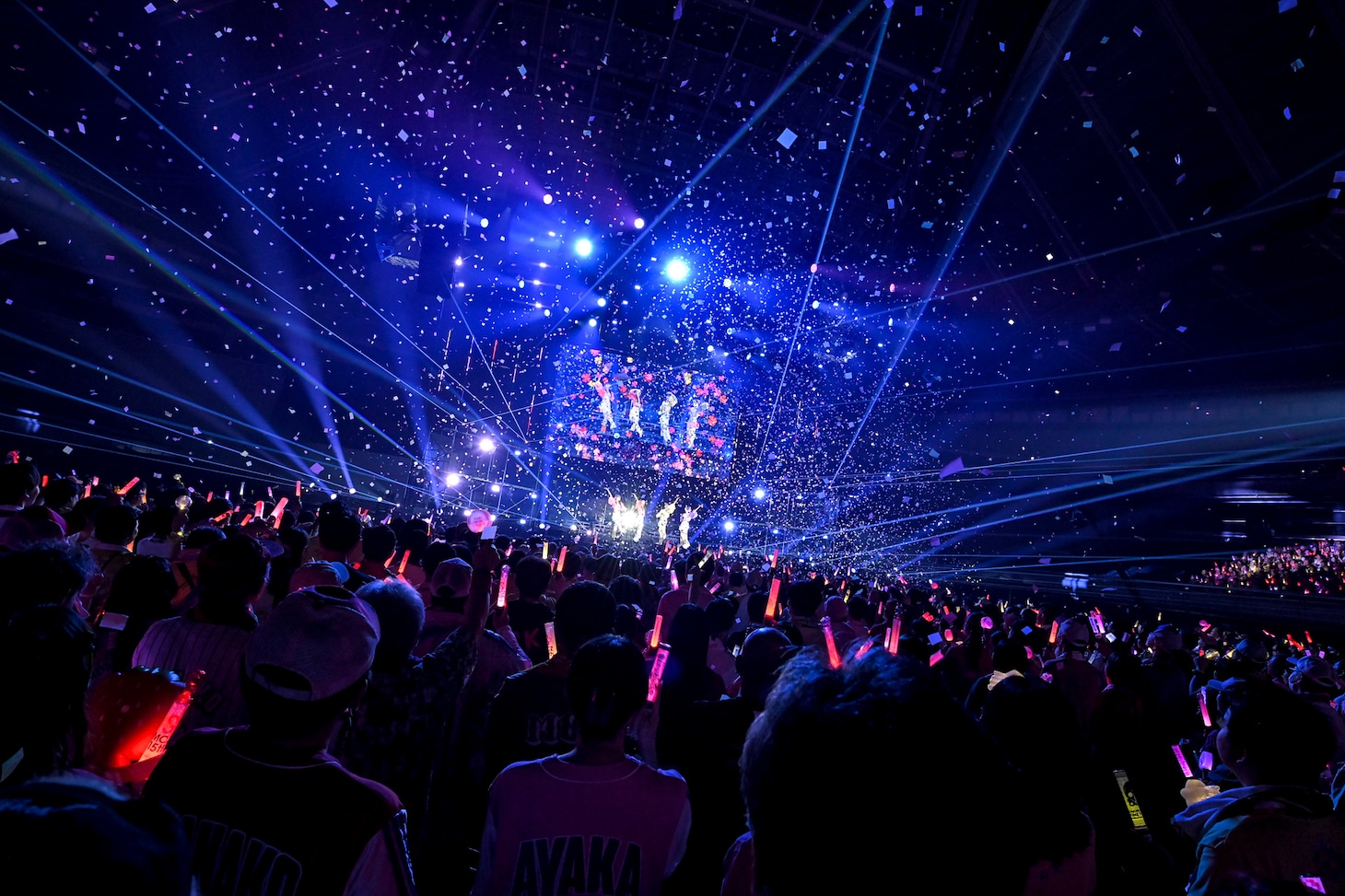 ももいろクローバーZの結成18周年を祝うようにして紙吹雪が舞う東京・東京体育館。©KING RECORDS