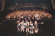 東京・Spotify O-EASTのフロアをバックに記念撮影するRAY。（撮影：ヤギタツノリ）