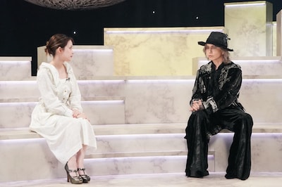 左から畑芽育、HYDE。