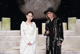 左から畑芽育、HYDE。