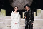 左から畑芽育、HYDE。