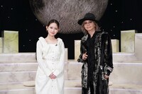 左から畑芽育、HYDE。