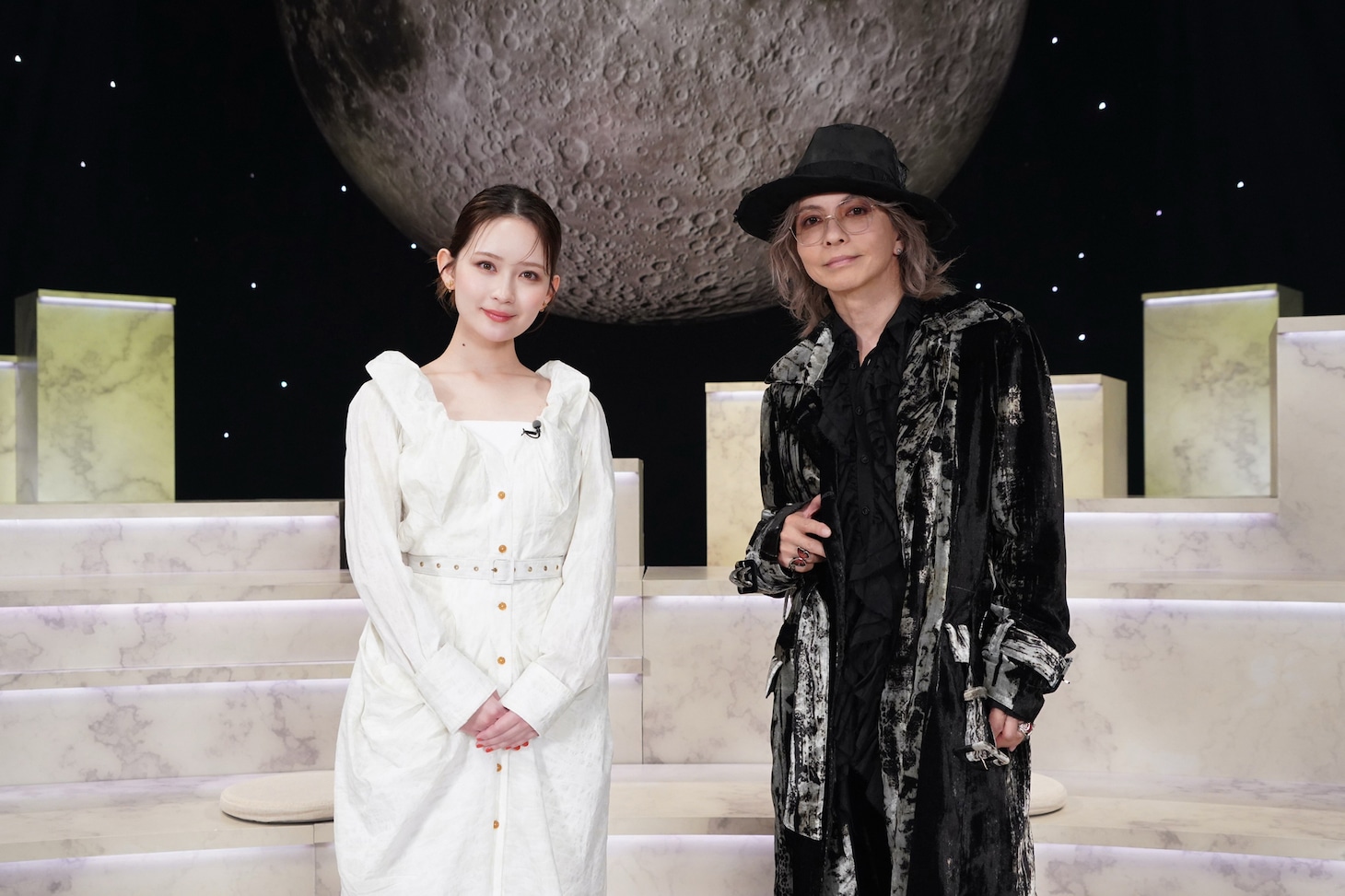 左から畑芽育、HYDE。
