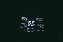 スクリーンに映し出されたRAYのメッセージ。（Photo by endo rika）