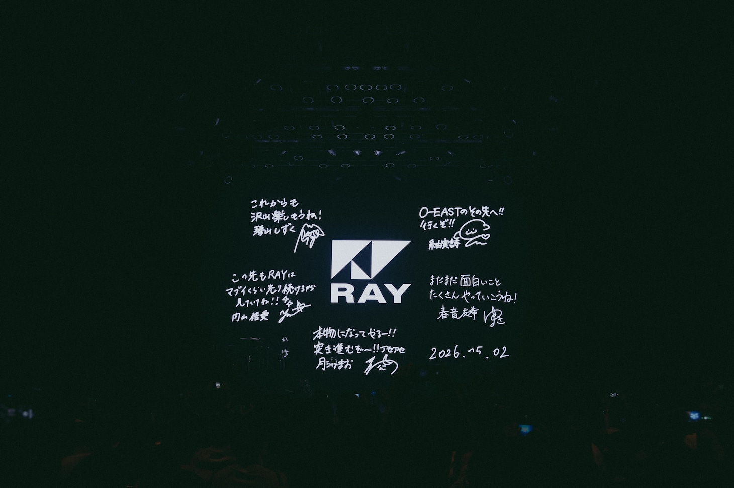 スクリーンに映し出されたRAYのメッセージ。（Photo by endo rika）
