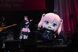 「中川翔子 20th Anniversary Birthday Live」より、中川翔子とスピカ・ヴァルゴ。（Photo by Ayumi Nagami）©金田陽介・講談社 / 「黒猫と魔女の教室」製作委員会