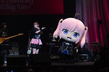 「中川翔子 20th Anniversary Birthday Live」より、中川翔子とスピカ・ヴァルゴ。（Photo by Ayumi Nagami）©金田陽介・講談社 / 「黒猫と魔女の教室」製作委員会