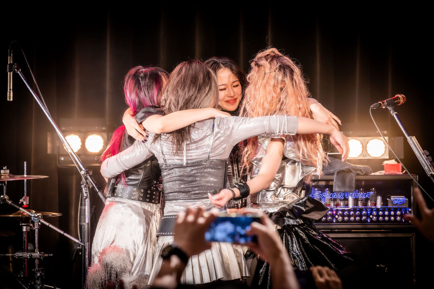 抱き合うZilqyメンバーたち（Photo by Hikaru）