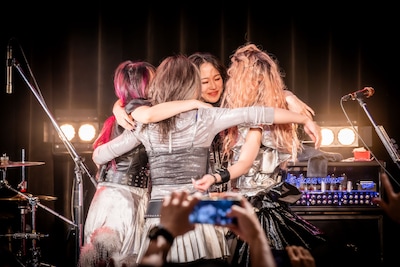 抱き合うZilqyメンバーたち（Photo by Hikaru）