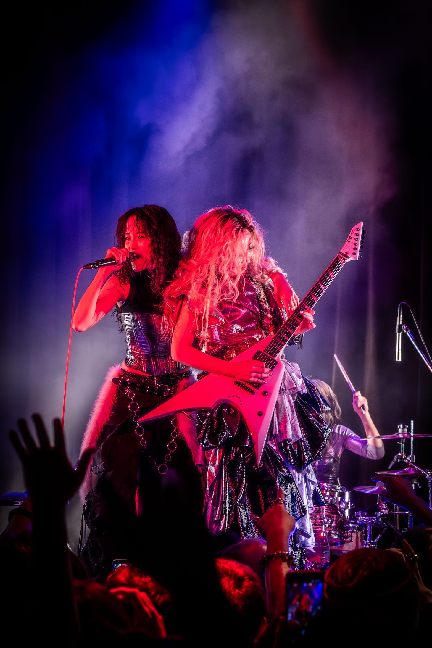Anna（Vo）、Toki（G）（Photo by Hikaru）