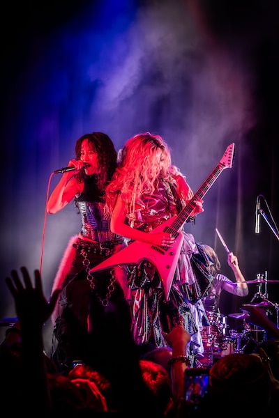 Anna（Vo）、Toki（G）（Photo by Hikaru）