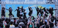 東京・ららぽーと豊洲 シーサイドデッキ メインステージでパフォーマンスするWHITE SCORPION。©OVERSE/KING RECORDS
