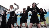 東京・ららぽーと豊洲 シーサイドデッキ メインステージでパフォーマンスするWHITE SCORPION。©OVERSE/KING RECORDS