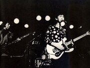 レッド・カーテンからOriginal Loveに改名した直後のライブ。左にはオリジナルメンバーの小里誠（B）が写っている。（提供：サリー久保田）