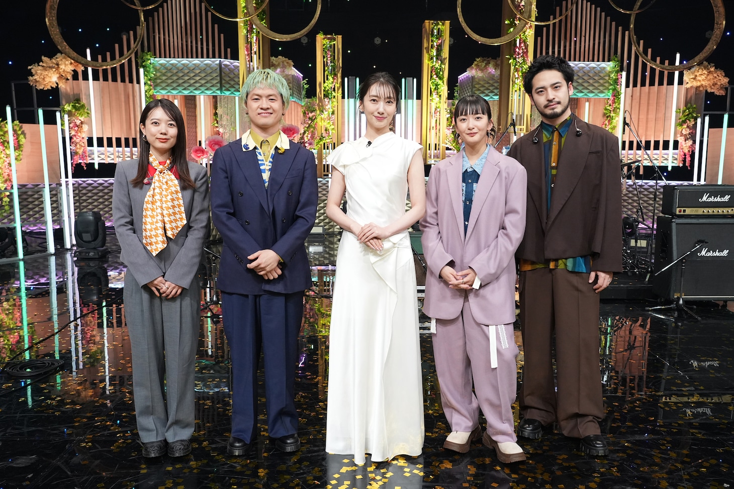 「1億2000万人のありがとう 歌の感謝祭」より、緑黄色社会と波瑠。©日本テレビ