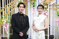 「1億2000万人のありがとう 歌の感謝祭」より、渡辺翔太（左）と波瑠（右）。©日本テレビ