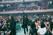 ステージへと向かう佐々木亮介（Vo, G）。（撮影：新保勇樹）