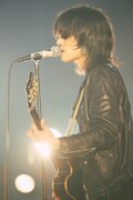 佐々木亮介（Vo, G）（撮影：新保勇樹）