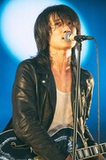 佐々木亮介（Vo, G）（撮影：新保勇樹）