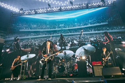 「a flood of circle 20周年記念公演 “LIVE AT 日本武道館”」の様子。（撮影：新保勇樹）