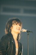 佐々木亮介（Vo, G）（撮影：新保勇樹）