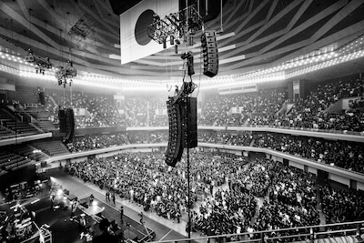 「a flood of circle 20周年記念公演 “LIVE AT 日本武道館”」の様子。（撮影：新保勇樹）