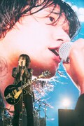 佐々木亮介（Vo, G）（撮影：新保勇樹）