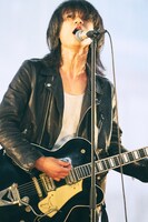 佐々木亮介（Vo, G）（撮影：新保勇樹）