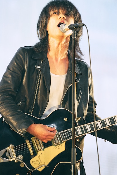 佐々木亮介（Vo, G）（撮影：新保勇樹）
