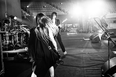 「a flood of circle 20周年記念公演 “LIVE AT 日本武道館”」の様子。（撮影：新保勇樹）